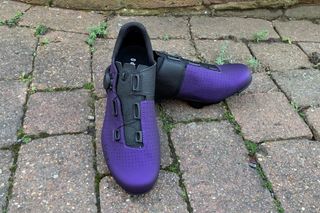 Image shows the Fizik Tempos Decos carbon shoes