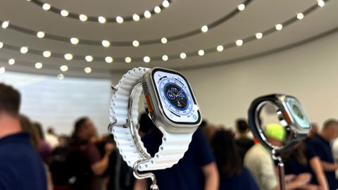En närbild på en vit Apple Watch Ultra i en Apple Store efter lanseringsevenemanget.