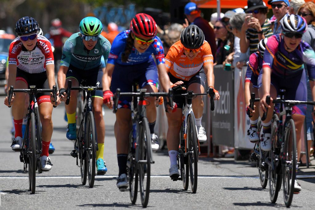 Chloe Hosking finished in the pack and so lost the race lead