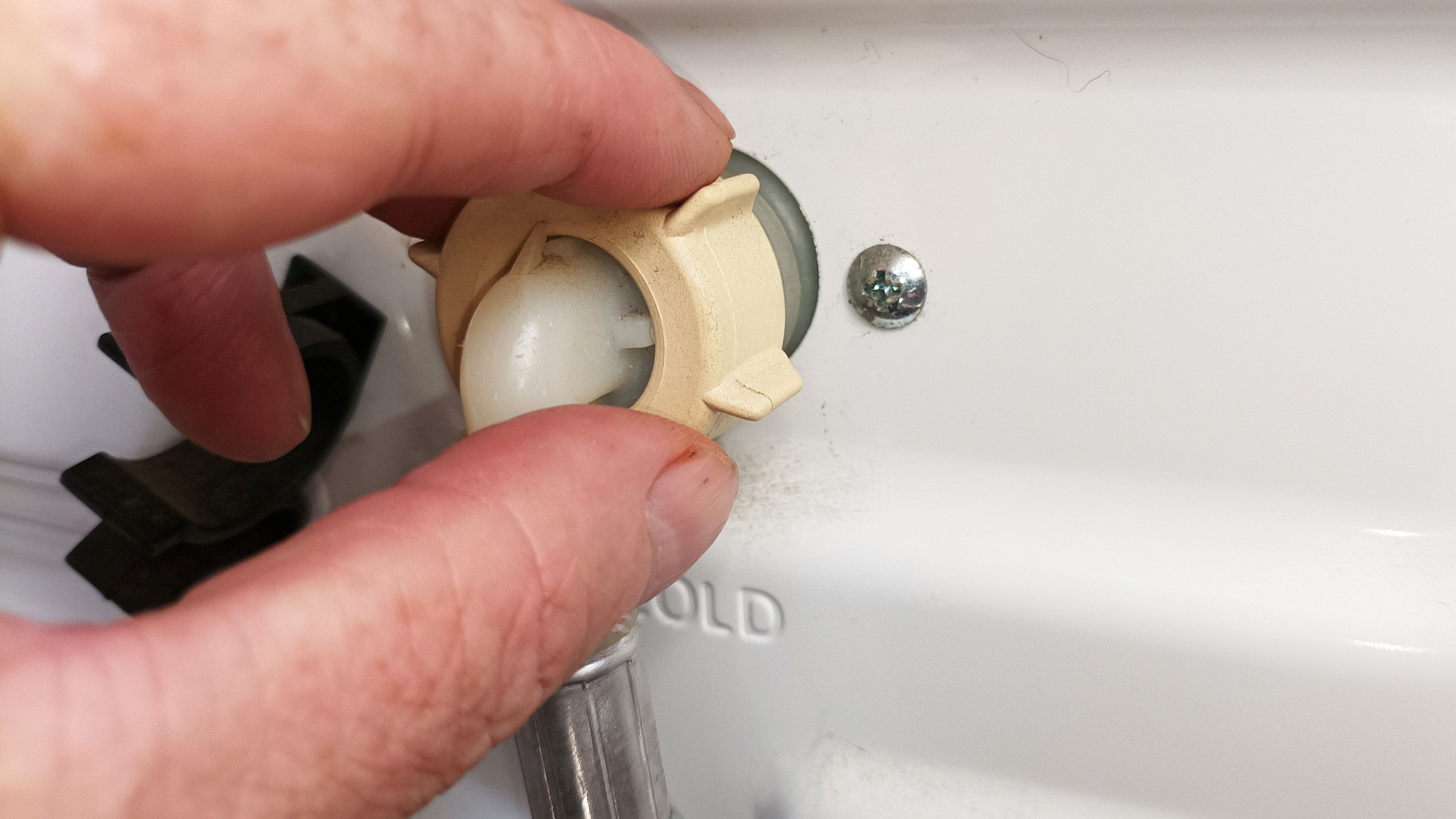 Kaltwasser-Waschmaschinenrohr von Hand abschrauben