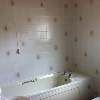 bathroom with bathtub and tiles on wall