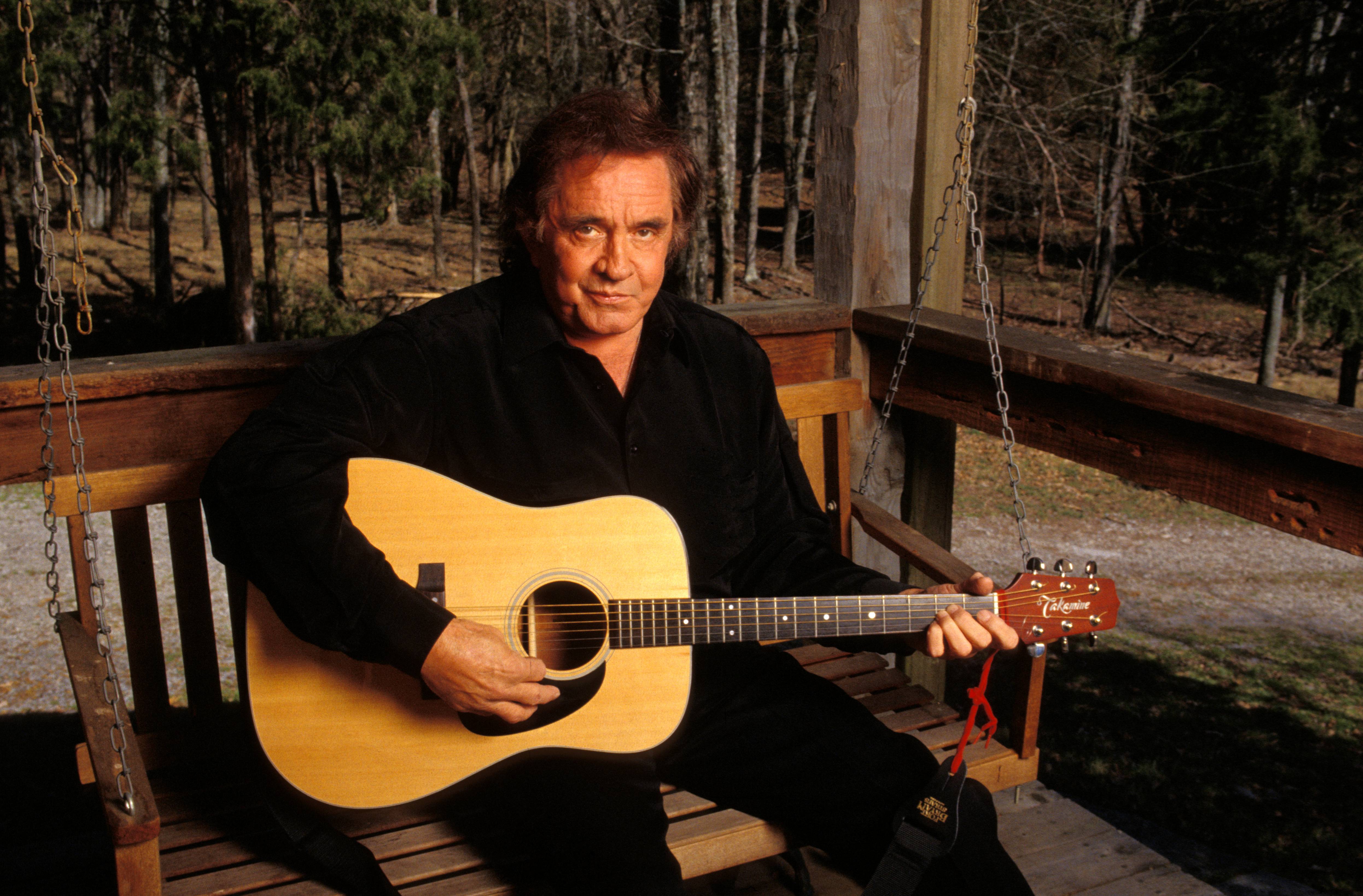 UNITED STATES - JANUARY 01: NASHVILLE Photo of Johnny CASH, Posed portrait of Johnny Cash with Takamine acoustic guitar (Photo by Beth Gwinn/Redferns)