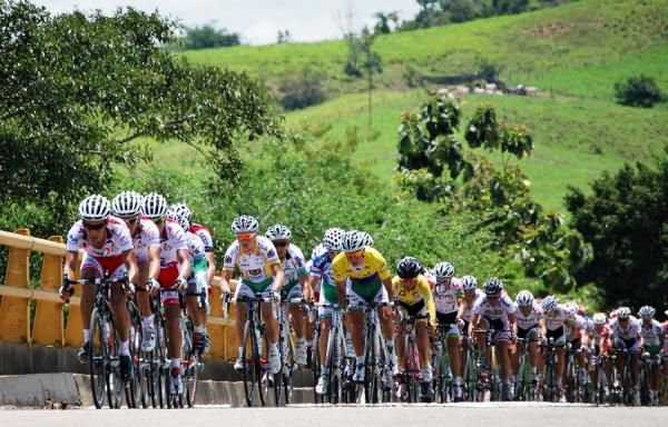 The leading group early in the second stage.