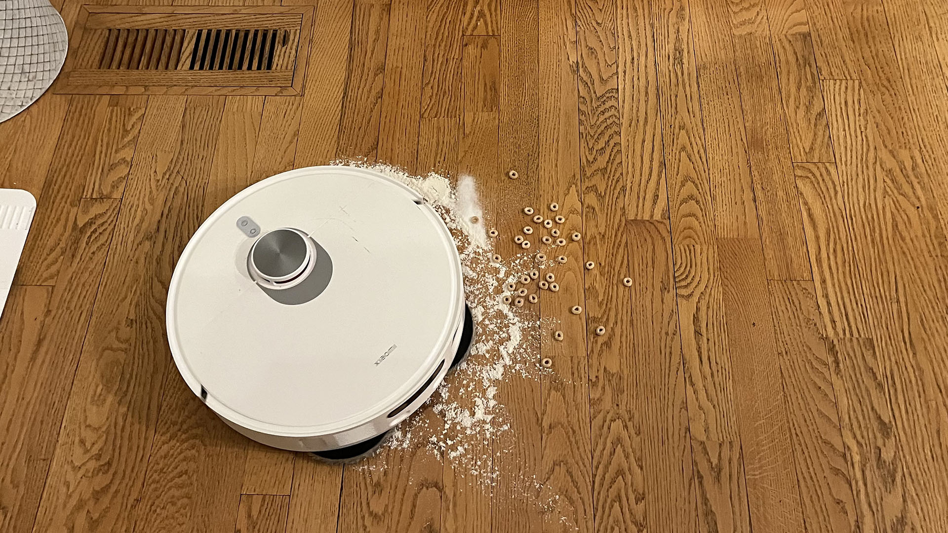 Xiaomi X20 Pro robot vacuum trying to vacuum up flour and cereal from a hard floor