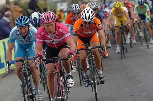 T-Mobile's Alexandre Vinokourov in top position to catch the leaders