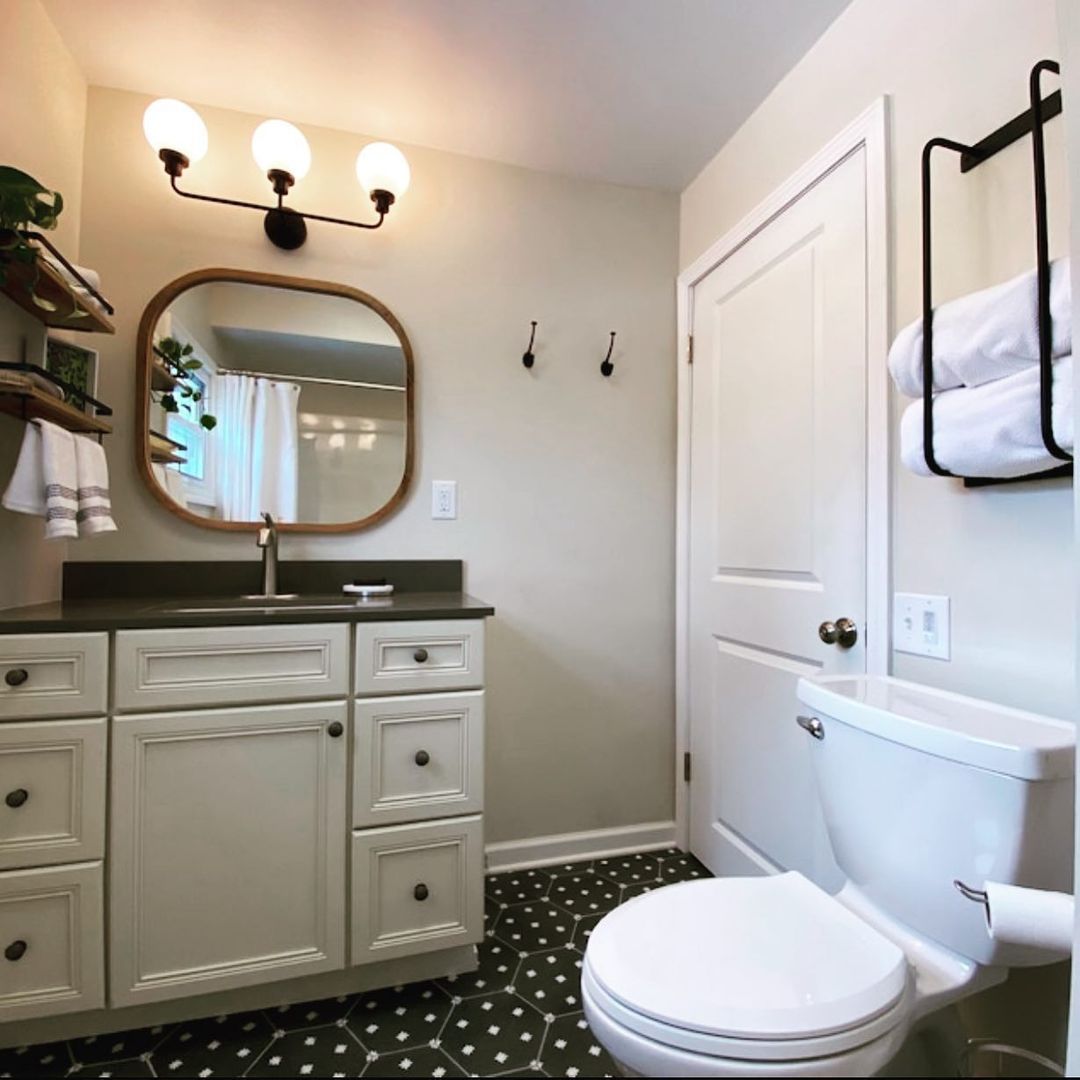 Kamar mandi hitam putih