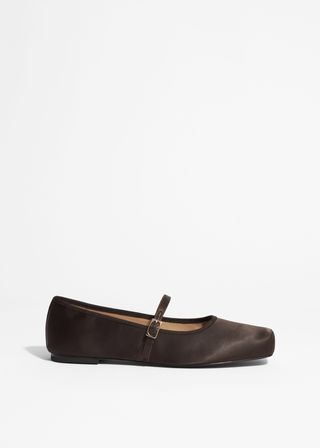 kCLEo78AwuqfzpSkCtdGkJ-320-80 5 اتجاهات حذاء مسطح للارتداء هذا الصيف ، وفقًا للمحررين