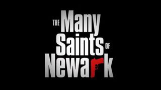 Logoen til Many Saints of Newark i hvitt mot en svart bakgrunn.