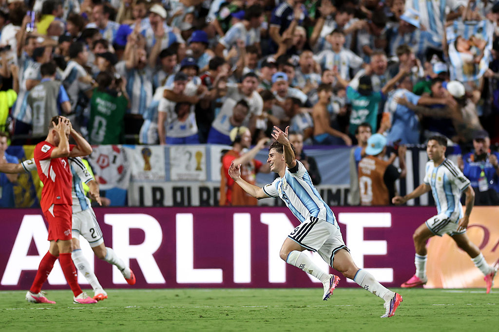 Julian Alvarez comemora o segundo gol de seu time durante a partida das quartas de final da Copa do Mundo FIFA 2026 entre Argentina e Suíça, no Estádio de Kansas City