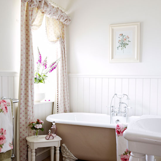 bathroom with bathtub and white wall