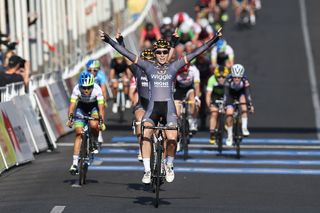 Nettie Edmondson steals the show with Santos Women's Tour stage two win