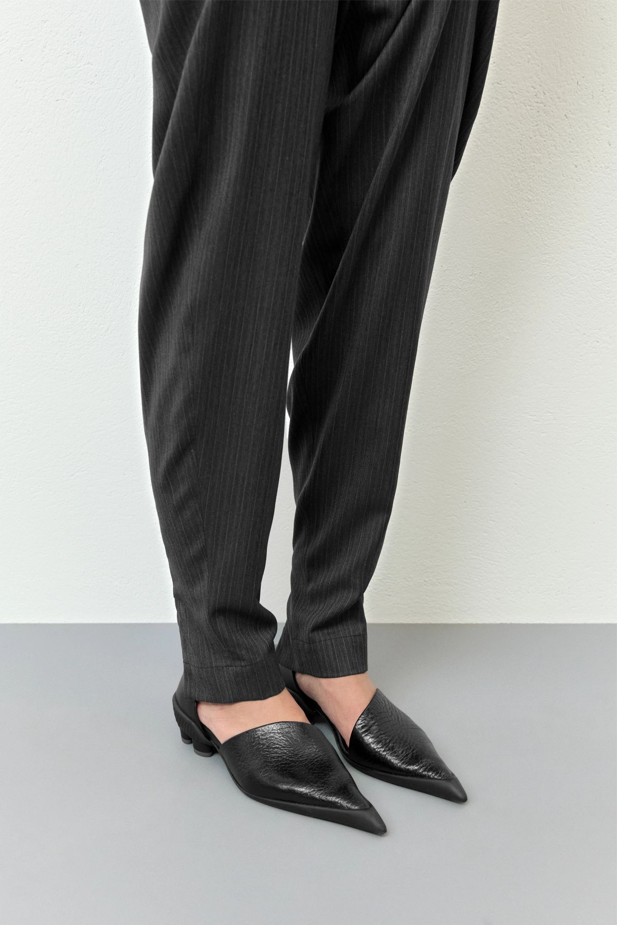 Delt Courts - Black Leather