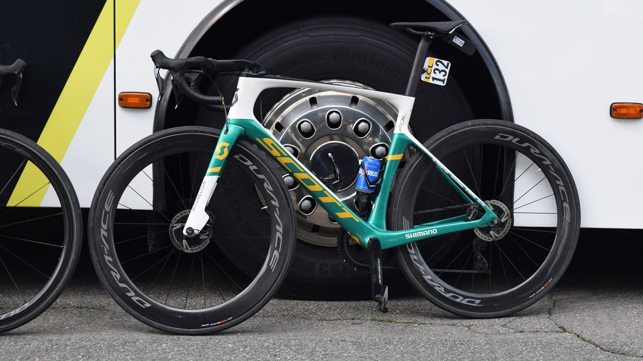 Australian road champion Alex Edmonson has a custom painted Scott Foil Disc