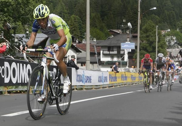 Vincenzo Nibali (Liquigas-Cannondale) tries to go across