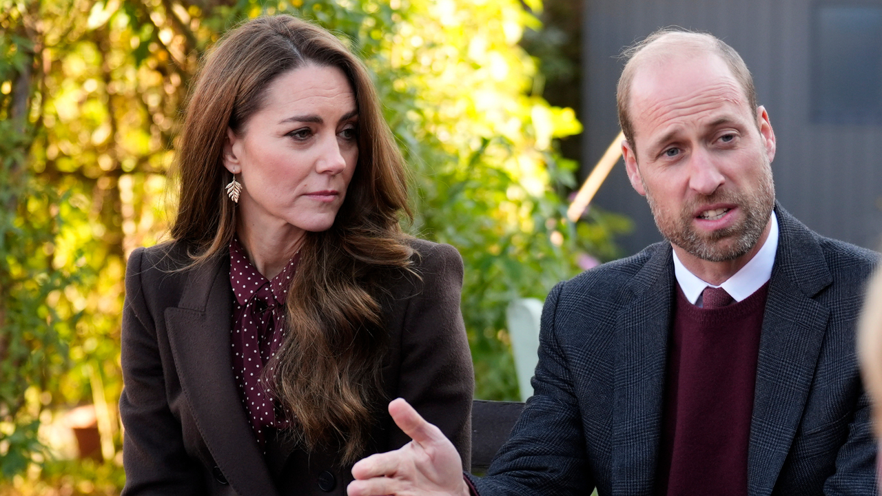 A lip reader has claimed that Kate made this hilarious comment about William&#039;s beard at the weekend