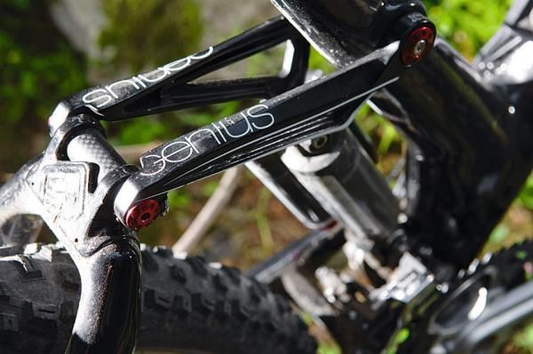 the four-bar linkage is driven by scott&rsquo;s own brand short-stroke shock
