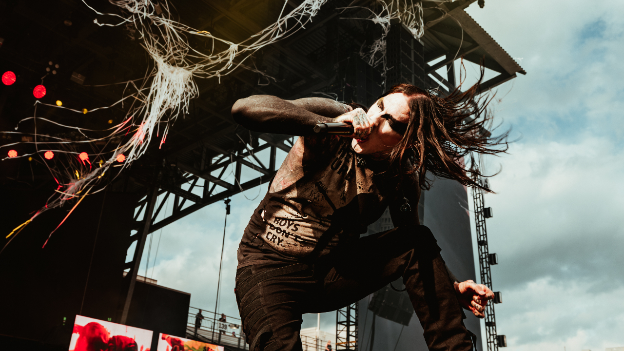 Chris Motionless screaming into a mic on stage