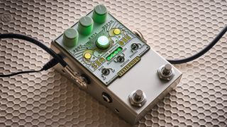 A Beetronics Seabee Lite chorus pedal on a honeycomb rubber mat