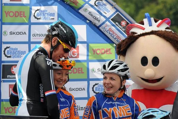 Brad Wiggins (Sky) signs on for stage 5 in the presence of fans and the race mascot.