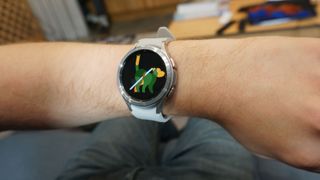 Samsung Galaxy Watch 4 Classic på en handled.
