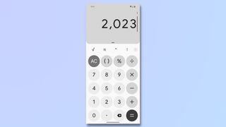 Screenshot showing how to enable Android 14 monochrome theme - Calculator in monochrome