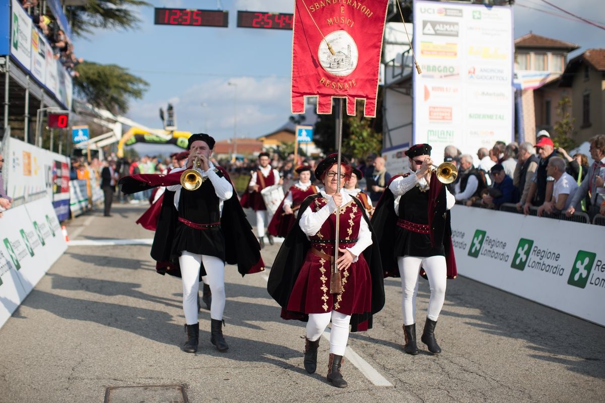 Local folk musicians entertain the crowd in the finishing straight of the Trofeo Alfredo Binda