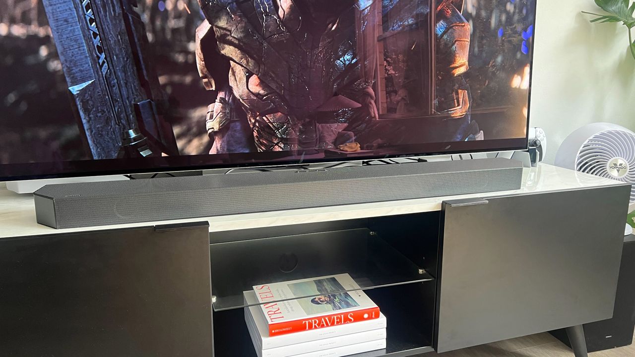 Samsung HW-Q700C soundbar sitting beneath LG G3 OLED TV