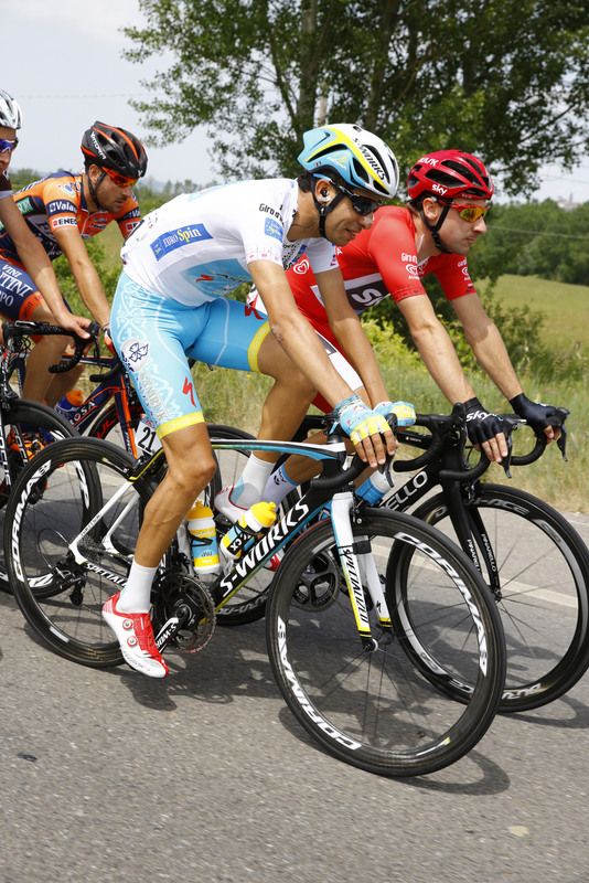 Two Italians leading Giro classifications, Fabio Aru and Elia Viviani, chatting in the bunch
