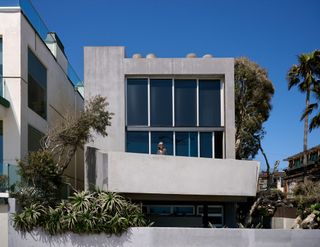 frontage of the Venice Beach home of designer Lenny Steinberg