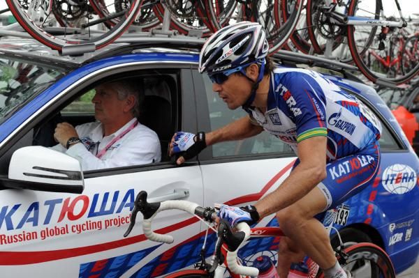 Robbie McEwen checks in at the Katusha team car during the stage
