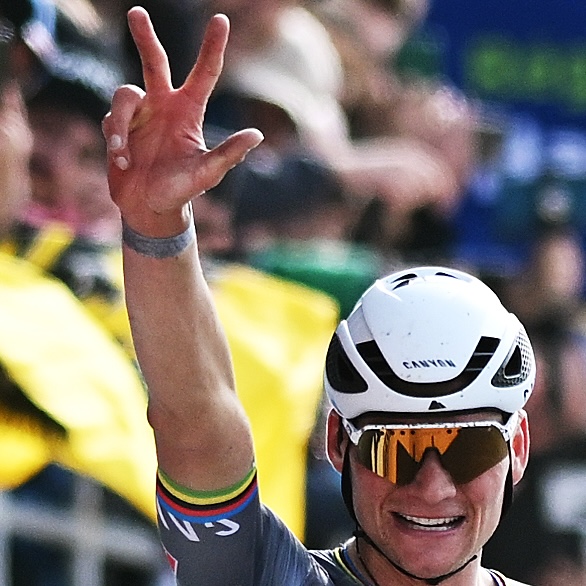 ROUBAIX, PRANTSUSMAA – 13. APRILL: Mathieu Van Der Poel Hollandist ja Team Alpecin – Deceuninck tähistab finišijoonel võistluse võitjat 122. Pariis – Roubaix 2025 võistlusel 259,2 km pikkusel ühepäevasõidul Compiègne'st Roubaix'sse / #UCIWT Roubaix on-1, Prantsusmaal. (Foto Dario Belingheri / Getty Images)