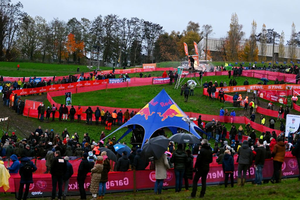 OVERIJSE BELGIUM NOVEMBER 20 A general view of the circuit and fans during the 62nd UCI Cyclocross World Cup Druivencross Overijse 2022 Mens Elite CXWorldCup Overijse Cyclocross on November 20 2022 in Overijse Belgium Photo by Luc ClaessenGetty Images