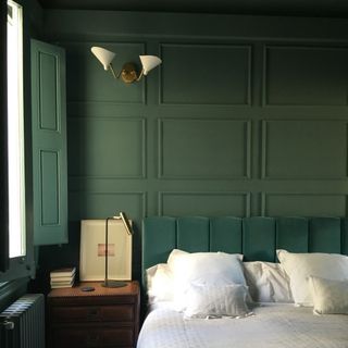 bedroom paint ideas, green bedroom colour drenching, white bedding