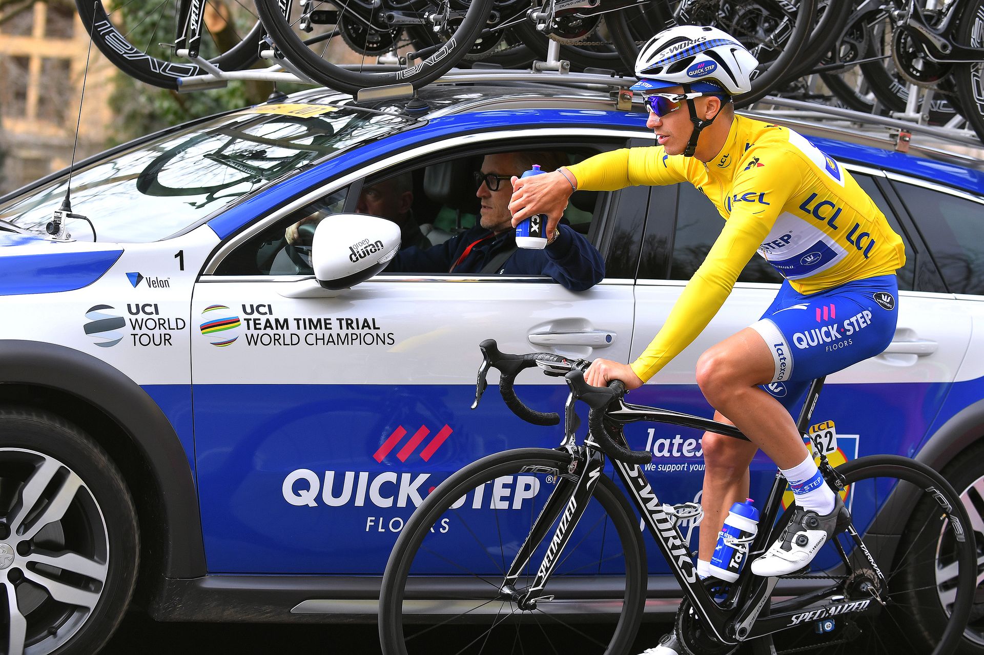 Brian Holm giving a bottle to Julian Alaphilippe