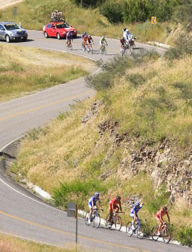 A hilly stage saw the peloton break up during the fourth stage.