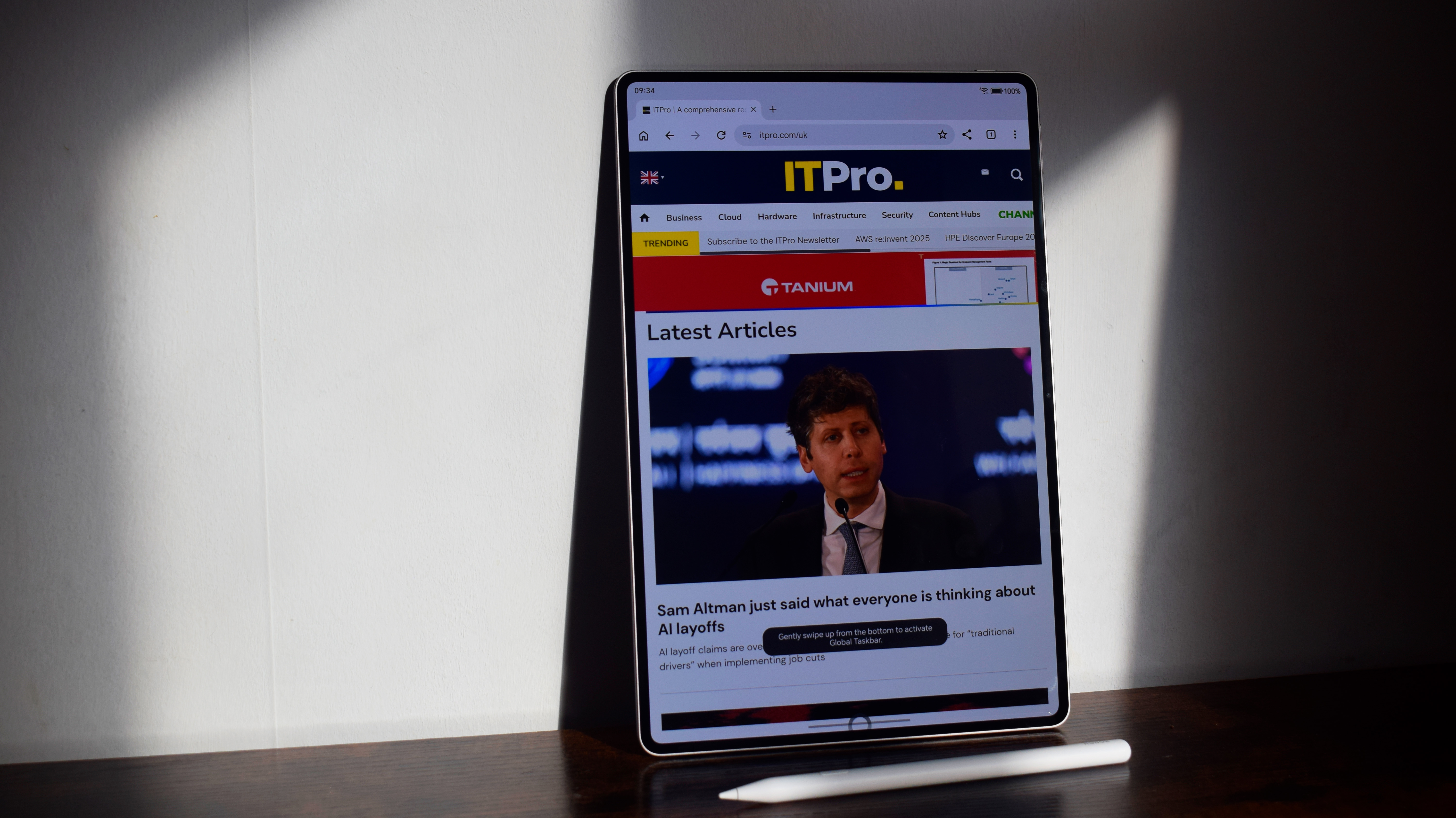 The Honor MagicPad 4 on a desk