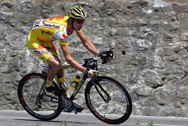 David Millar (Saunier Duval-Prodir) got in the first break out of Morzine.