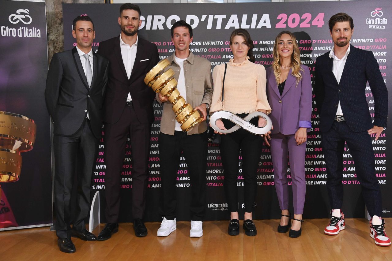 Foto Gian Mattia DAlbertoiLaPresse13 Ottobre 2023 Trento ItaliaFestival dello Sport di Trento 2023 presentazione del percorso del 107 Giro dItalia 2024 e Giro dItalia Women al Teatro Sociale di Trento Nella foto Vincenzo Nibali Filippo Ganna Primoz Roglic Urbano Cairo Elisa Longo Borghini Letizia Paternoster Peter Sagan13 October 2023 Trento ItalyTrento Sports Festival 2023 presentation of the route of the 107th Giro dItalia 2024 and Giro dItalia Women at the Teatro Sociale of Trento In the picture Vincenzo Nibali Filippo Ganna Primoz Roglic Urbano Cairo Elisa Longo Borghini Letizia Paternoster Peter Sagan