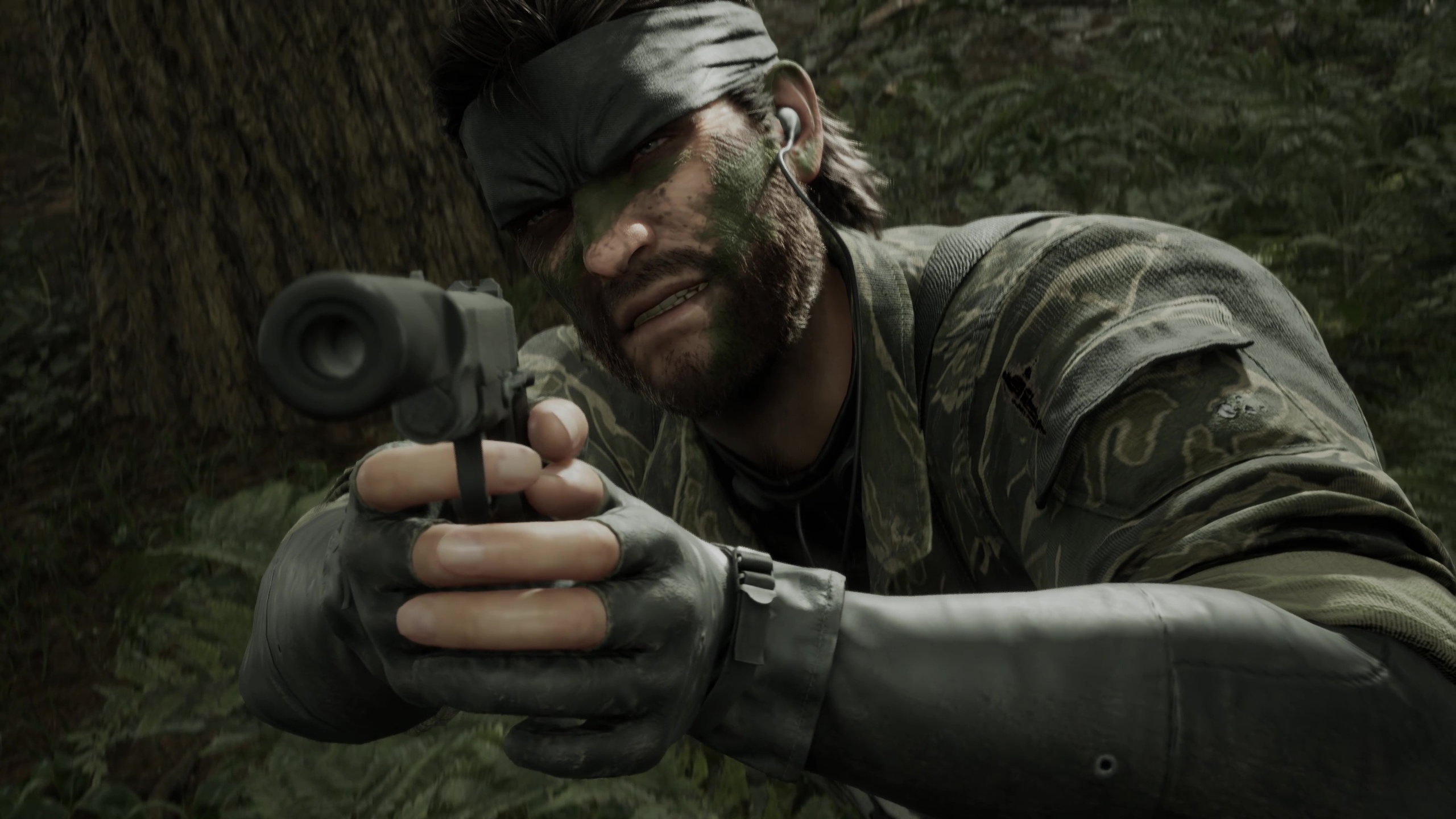 Snake aims at The Fear in Metal Gear Solid Delta: Snake Eater while in forest camo