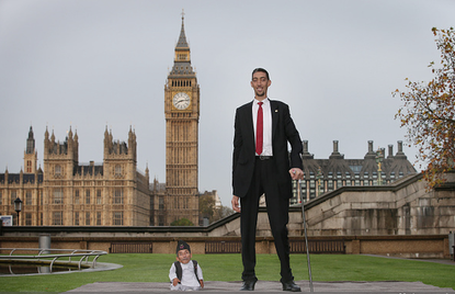 Look at this incredible image of the world's tallest man and shortest man standing next to each other