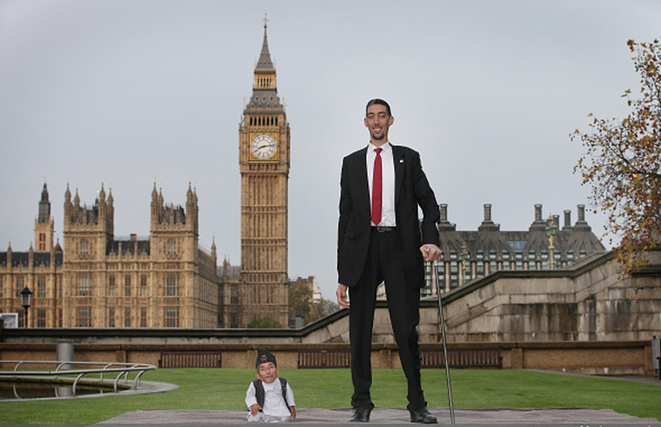 Look at this incredible image of the world&amp;#039;s tallest man and shortest man standing next to each other