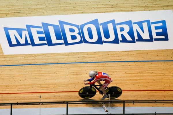 Wendy Houvenaghel (GBR) racing in Melbourne