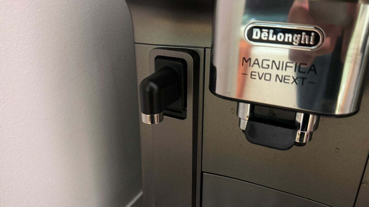 Hot water spout attachment for the .De'Longhi Magnifica Evo Next coffee machine