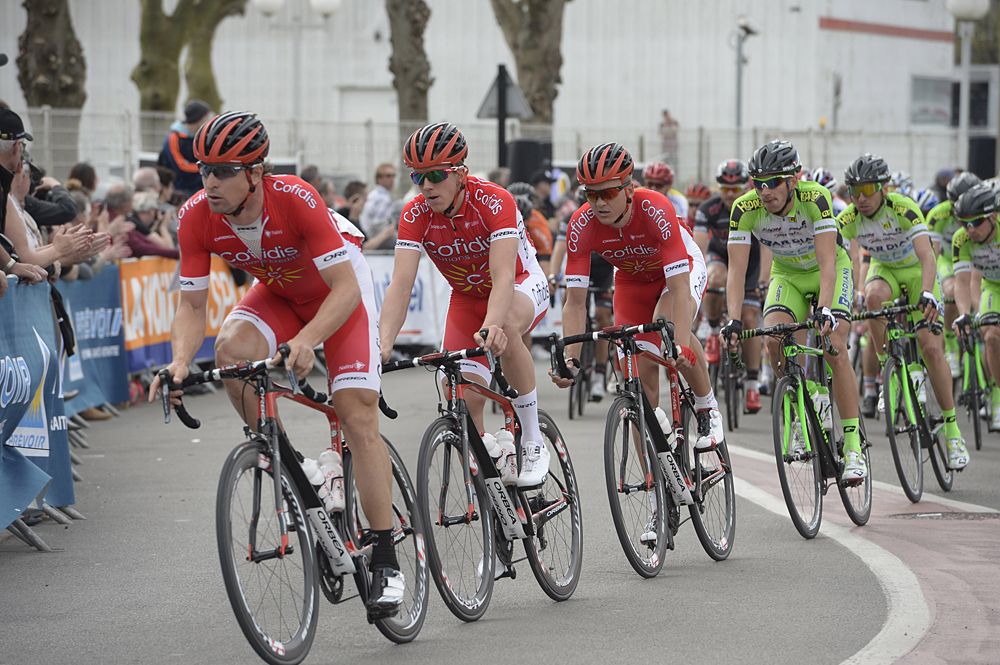 Nacer Bouhanni gets a strong lead out from his Cofidis teammates