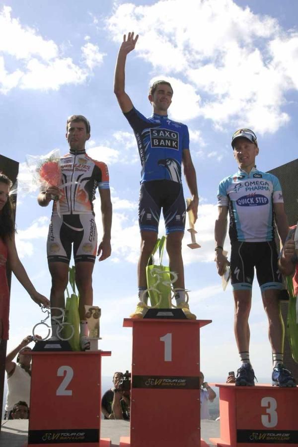 Contador on the podium flanked by Diaz and Leipheimer