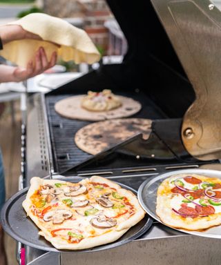 How to use a pizza stone on a grill: get perfect results | Gardeningetc