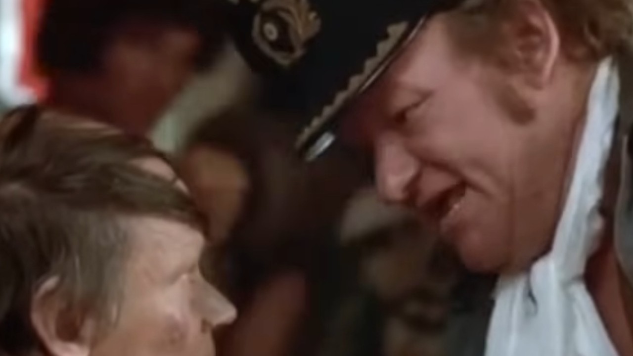 『Every Which Way But Loose』でバイカーの部下の一人に言い負かすジョン・クエイド