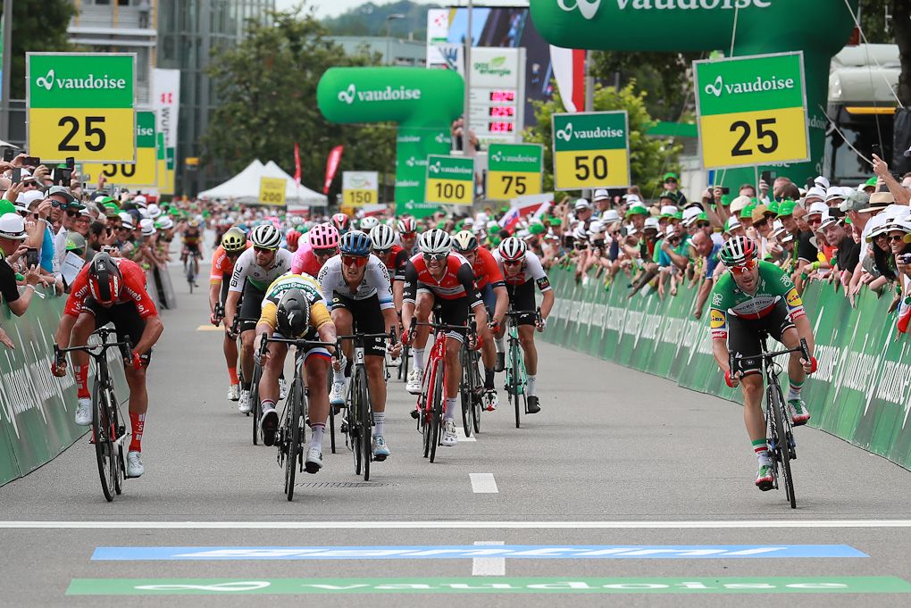 The sprinters make their final push for the line during stage 4 at Tour de Suisse