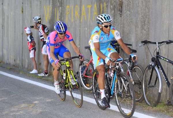 Paolo Tiralongo leads Damiano Cunego
