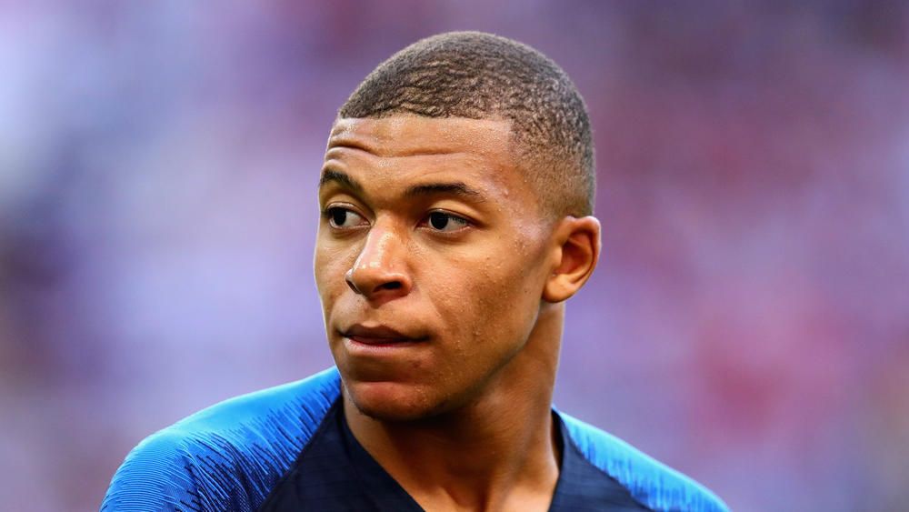 Какая прическа у мбаппе Pele congratulates Mbappe on matching World Cup record FourFourTwo